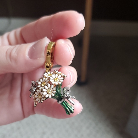 Juicy Couture Gold and White Daisy Brooch - Picture 2 of 3